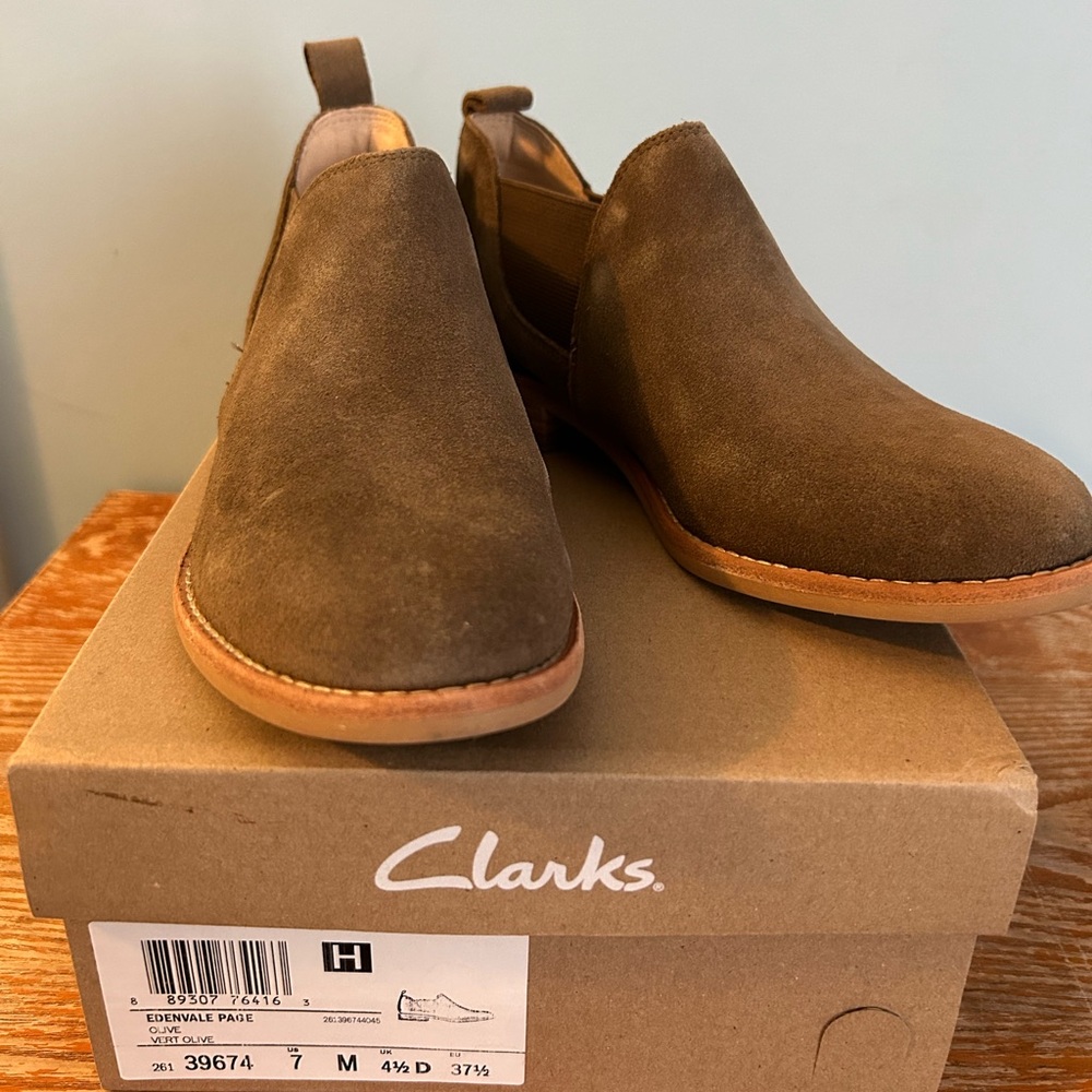 Clarks Edenvale Page booties - new in box